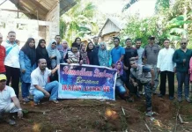 Ramadhan Berbagi, IKA 92 SMAN 2 Raha Bagikan Sembako pada 100 KK di Desa Liangkabori Ramadhan Berbagi, IKA 92 SMAN 2 Raha Bagikan Sembako pada 100 KK di Desa Liangkabori