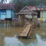 Kebanjiran, Warga di Desa Maperaha Mubar Bangun Rumah Terapung Kebanjiran, Warga di Desa Maperaha Mubar Bangun Rumah Terapung