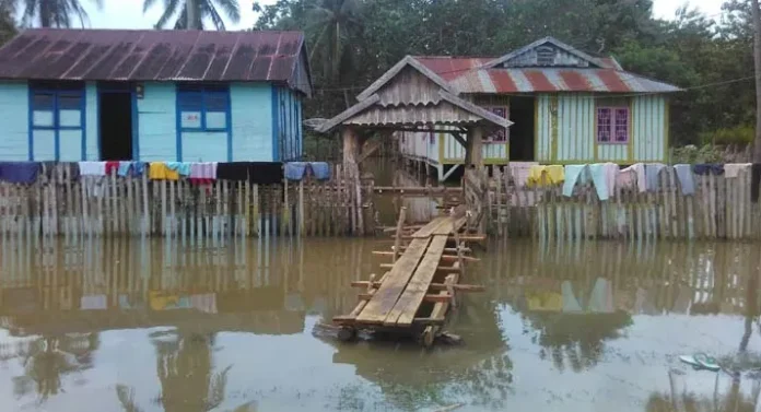 Kebanjiran, Warga di Desa Maperaha Mubar Bangun Rumah Terapung
