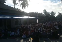 Membludak, Ratusan Jamaah Masjid Almadania Ambololi Konsel Salat di Jalan Raya Membludak, Ratusan Jamaah Masjid Almadania Ambololi Konsel Salat di Jalan Raya