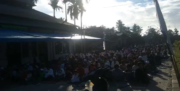 Membludak, Ratusan Jamaah Masjid Almadania Ambololi Konsel Salat di Jalan Raya