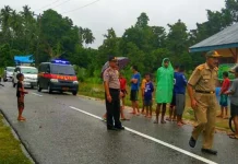 Kasat Binmas Polres Buton Sambangi Lokasi Longsor dan Banjir Kasat Binmas Polres Buton Sambangi Lokasi Longsor dan Banjir