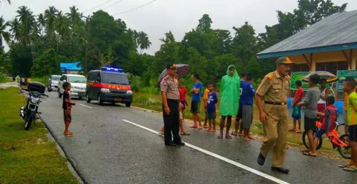 Kasat Binmas Polres Buton Sambangi Lokasi Longsor dan Banjir