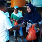 Laode Ashar Beri Bantuan Sembako Korban Banjir Kampung Salo Laode Ashar Beri Bantuan Sembako Korban Banjir Kampung Salo