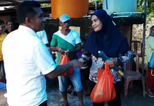 Laode Ashar Beri Bantuan Sembako Korban Banjir Kampung Salo Laode Ashar Beri Bantuan Sembako Korban Banjir Kampung Salo