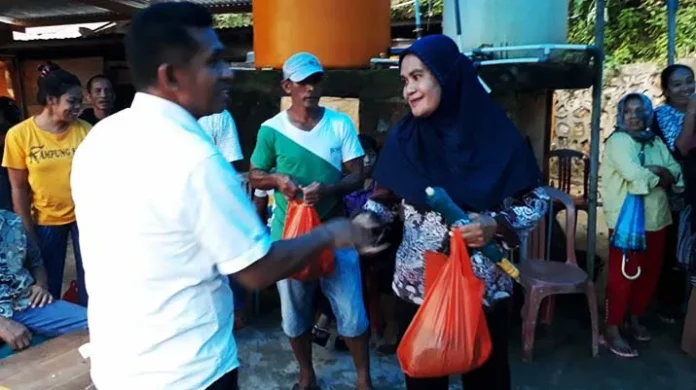 sembako_azhar Laode Ashar Beri Bantuan Sembako Korban Banjir Kampung Salo