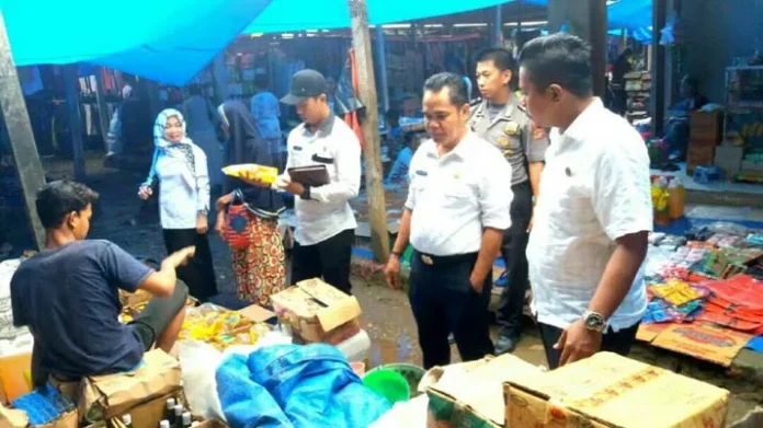 sidak_pasar_koltim Disperdainkop Koltim Sidak Makanan dan Minuman Kedaluarsa