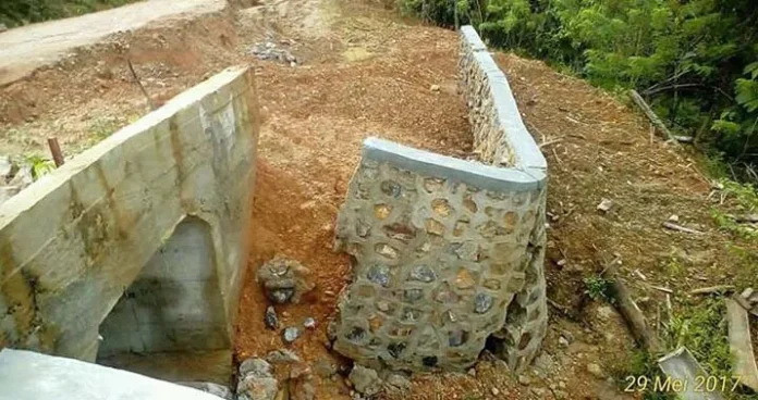 Talud Penahan Tanah Jebol, Jalan Trans Sulawesi Terancam Longsor