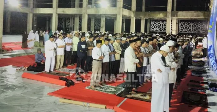 tarwih_alaam Nur Alam Sebut Seluruh Masyarakat Sultra Berkontribusi Bangun Masjid Al Alam