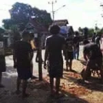 Mahasiswa Bangkudu Timbun Jalan Berlubang di Jalur Mudik Butur Mahasiswa Bangkudu Timbun Jalan Berlubang di Jalur Mudik Butur