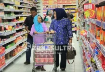 Ketika Tina Nur Alam Berbelanja Dengan Kaum Dhuafa Ketika Tina Nur Alam Berbelanja Dengan Kaum Dhuafa