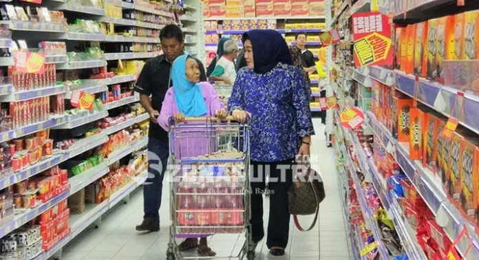 Ketika Tina Nur Alam Berbelanja Dengan Kaum Dhuafa