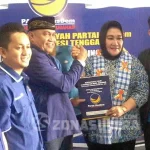 Tina Nur Alam dan Ridwan Bae Bersamaan Kembalikan Formulir di Nasdem Tina Nur Alam dan Ridwan Bae Bersamaan Kembalikan Formulir di Nasdem