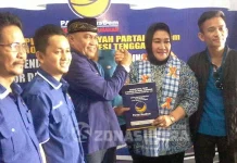 Tina Nur Alam dan Ridwan Bae Bersamaan Kembalikan Formulir di Nasdem Tina Nur Alam dan Ridwan Bae Bersamaan Kembalikan Formulir di Nasdem