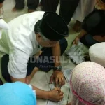 Usai Shalat Tarwih, Nur Alam Diserbu Pelajar Minta Tanda Tangan Usai Shalat Tarwih, Nur Alam Diserbu Pelajar Minta Tanda Tangan
