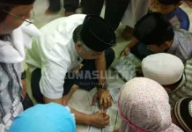 Usai Shalat Tarwih, Nur Alam Diserbu Pelajar Minta Tanda Tangan Usai Shalat Tarwih, Nur Alam Diserbu Pelajar Minta Tanda Tangan