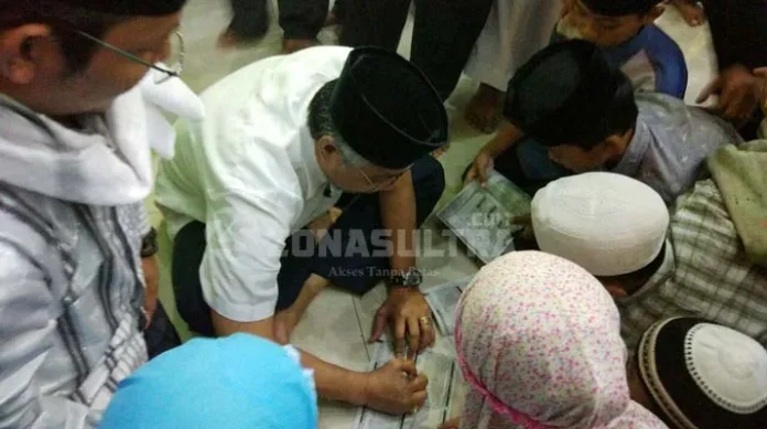 ttd_nur_alam Usai Shalat Tarwih, Nur Alam Diserbu Pelajar Minta Tanda Tangan