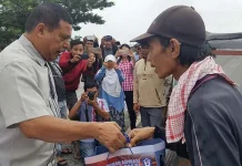 Berbagi Ramadhan, Umar Arsal Santuni Tukang Becak dan Pasien RS Jiwa Kendari Berbagi Ramadhan, Umar Arsal Santuni Tukang Becak dan Pasien RS Jiwa Kendari