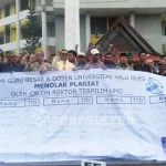 Puluhan Guru Besar dan Dosen UHO Gelar Demo Anti Plagiat Puluhan Guru Besar dan Dosen UHO Gelar Demo Anti Plagiat