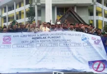 Puluhan Guru Besar dan Dosen UHO Gelar Demo Anti Plagiat Puluhan Guru Besar dan Dosen UHO Gelar Demo Anti Plagiat