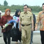 Jadi Penumpang Pertama di Sugimanuru, Saleh Lasata: Jangan Lagi Ada Sapi-sapi yang Berkeliaran di Bandara Jadi Penumpang Pertama di Sugimanuru, Saleh Lasata: Jangan Lagi Ada Sapi-sapi yang Berkeliaran di Bandara