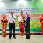 KPPN Kendari Peroleh Sertifikat ISO 9001:2008 SERTIFIKAT ISO 9001:2008. Penyerahan sertifikat ISO 9001:2008 oleh Kepala Kantor Wilayah Dirjen Perbendaharaan Sultra kepada Kepala Kantor Pelayanan Perbendaharaan Negara (KPPN) Kendari atas pencapaian pelayanan manajemen mutu internasional yang diperoleh KPPN Kendari.