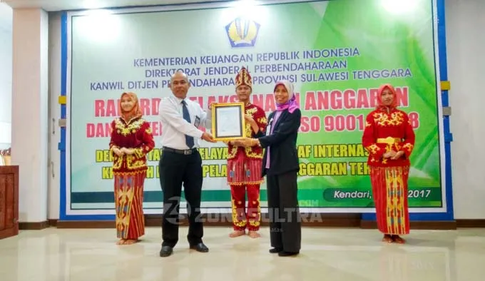SERTIFIKAT_ISO_KENDARI SERTIFIKAT ISO 9001:2008. Penyerahan sertifikat ISO 9001:2008 oleh Kepala Kantor Wilayah Dirjen Perbendaharaan Sultra kepada Kepala Kantor Pelayanan Perbendaharaan Negara (KPPN) Kendari atas pencapaian pelayanan manajemen mutu internasional yang diperoleh KPPN Kendari.