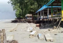 Dihantam Ombak, 10 Gasebo Wisata Panggulawu di Konut Rusak Dihantam Ombak, 10 Gasebo Wisata Panggulawu di Konut Rusak