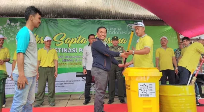 bersih_batu_gong Gelar Aksi Sapta Pesona di Konawe, Dispar Sultra : Kami Ingin Pemkab Sadar