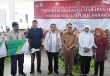 Bersama Mensos, BPJS Ketenagakerjaan Serahkan Kartu Peserta Bagi Pendamping PKH di Konsel Bersama Mensos, BPJS Ketenagakerjaan Serahkan Kartu Peserta Bagi Pendamping PKH di Konsel