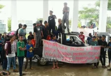 10 Tahun Jalan Poros Watopute-Kusambi Rusak Parah, Mahasiswa Demo DPRD dan Dinas PU Muna 10 Tahun Jalan Poros Watopute-Kusambi Rusak Parah, Mahasiswa Demo DPRD dan Dinas PU Muna