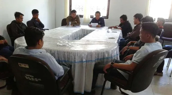 demo_karyawan_zodox Tak Diberi Libur, Karyawan Rumah Biliar Zodox Mengadu ke DPRD Kendari