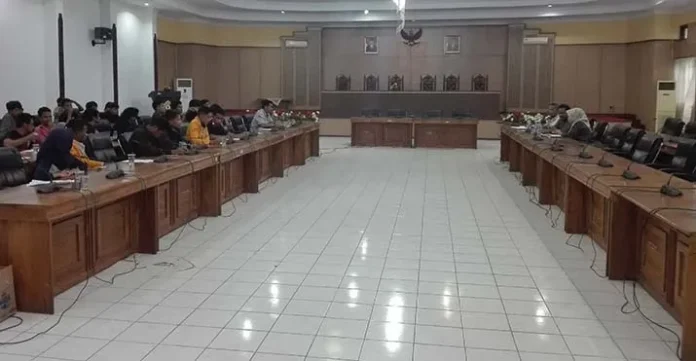 Tuntut Penghapusan Uang Pangkal, Mahasiwa UHO Demo di DPRD Sultra