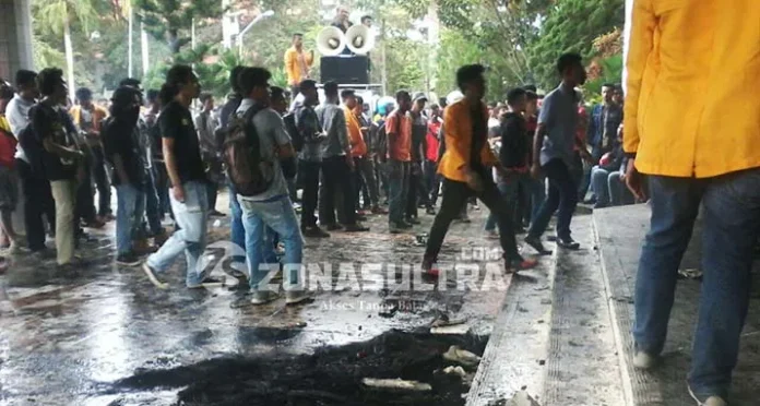 demo_uang_pangkal Mahasiswa UHO Berdemo, Menuntut Penghapusan Uang Pangkal