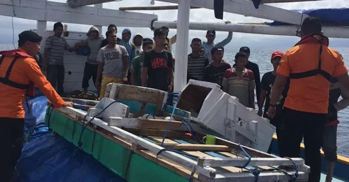 SAR Kendari Berhasil Evakuasi 20 Awak Kapal Lijah Jaya 02 di Perairan Saponda Laut