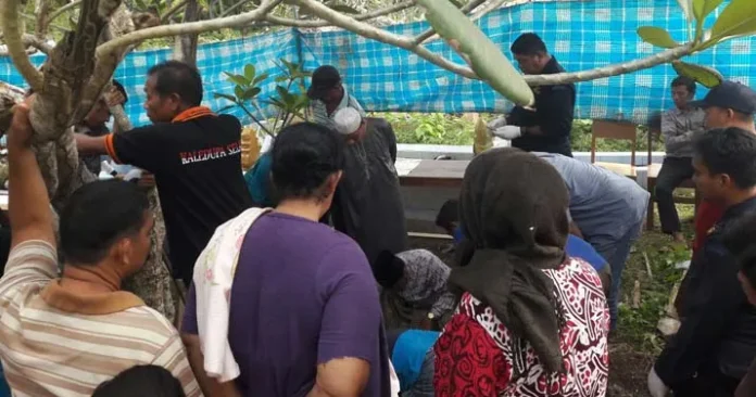 Tim Forensik Gali Kuburan Jasad Bayi di Buton