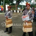 Amankan Lalulintas di HUT Muna, Polisi Berpakaian Adat Amankan Lalulintas di HUT Muna, Polisi Berpakaian Adat