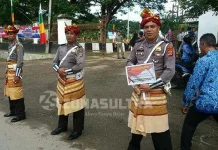 Amankan Lalulintas di HUT Muna, Polisi Berpakaian Adat Amankan Lalulintas di HUT Muna, Polisi Berpakaian Adat