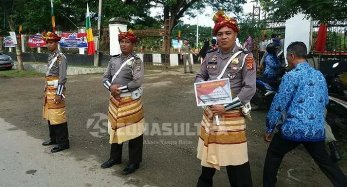 Amankan Lalulintas di HUT Muna, Polisi Berpakaian Adat