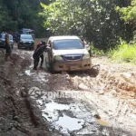Jalan Penghubung Lasolo-Meluhu Rusak, Pengendara yang Melintas Dikenakan Tarif Jasa Perbaikan Jalan Penghubung Lasolo-Meluhu Rusak, Pengendara yang Melintas Dikenakan Tarif Jasa Perbaikan