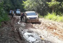 Jalan Penghubung Lasolo-Meluhu Rusak, Pengendara yang Melintas Dikenakan Tarif Jasa Perbaikan Jalan Penghubung Lasolo-Meluhu Rusak, Pengendara yang Melintas Dikenakan Tarif Jasa Perbaikan