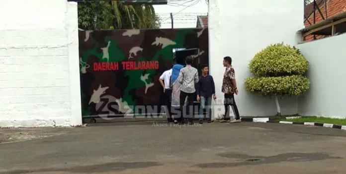 Nur Alam Dijenguk Keluarga di Rutan Guntur