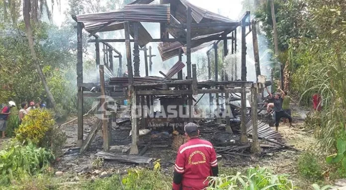 Ditinggal Pemiliknya ke Pesta, Satu Rumah di Kolaka Ludes Terbakar