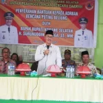 Lima Bulan Menunggu, Akhirnya Pemkab Konsel Serahkan Bantuan Korban Puting Beliung Lima Bulan Menunggu, Akhirnya Pemkab Konsel Serahkan Bantuan Korban Puting Beliung