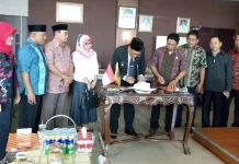Bupati Tandatangani Dana Hibah Pilkada Kolaka Sebesar Rp 22,1 Miliar Bupati Tandatangai Dana Hibah Pilkada Kolaka Sebesar Rp 22,1 Miliar