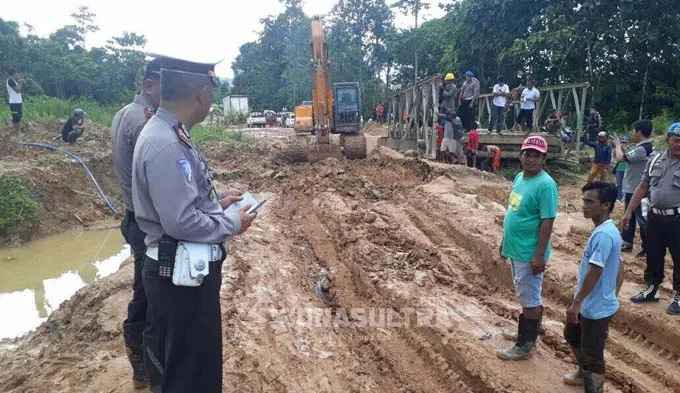 polda_sultra_jalan_rusak Jalur Trans Sulawesi Rusak Parah, Polda Sultra Kerahkan Personil Lakukan Perbaikan Jalan
