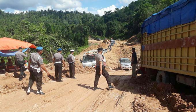 Jalur Trans Sulawesi Rusak Parah, Polda Sultra Kerahkan Personil Lakukan Perbaikan Jalan