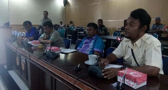 Salurkan Raskin Berkutu, Warga Protes dan Adukan Bulog ke Dewan