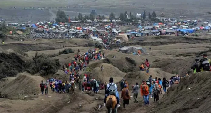Eksotika Bromo Memukau Wisman di Hari Raya Yadnya Kasada 2017