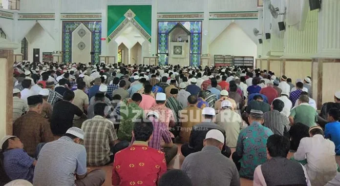 salat jumat masjid agung al kautsar kendari sultra, masjid agung sultra